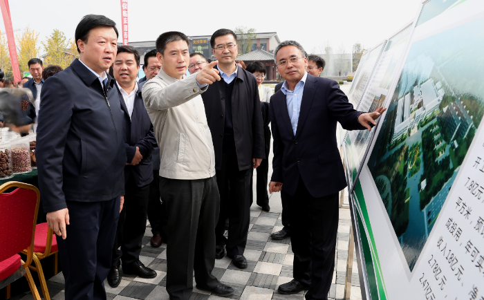 陕西省副省长徐大彤(左二)参观活动现场.png 陕西省副省长徐大彤(左二)参观活动现场.png