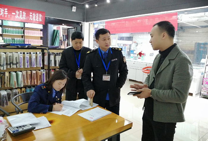 图为稽查执法人员在铜仁市碧江区金滩广场雅丽发品经销店开展化妆品质量安全检查。