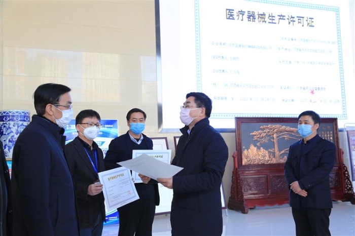 图为甘肃省药监局副局长王宗伟(右二)为三家企业发放临时《医疗器械注册证》和《医疗器械生产许可证》 (中国食品药品网记者丁怡媛 摄) 图为甘肃省药监局副局长王宗伟(右二)为三家企业发放临时《医疗器械注册证》和《医疗器械生产许可证》 (中国食品药品网记者丁怡媛 摄)
