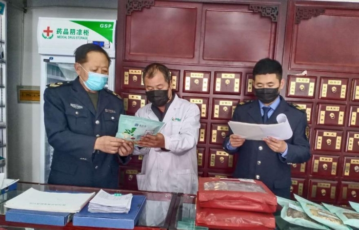 科左后旗市场监督管理局监管人员检查药店中药饮片销售情况。科左后旗市场监督管理局供图