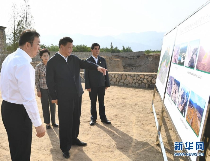 6月8日至10日，中共中央总书记、国家主席、中央军委主席习近平在宁夏考察。这是6月9日下午，习近平在银川市西夏区贺兰山东麓，听取贺兰山生态保护和环境综合整治情况汇报。 新华社记者 谢环驰 摄