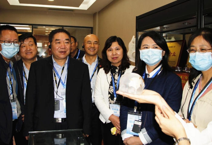 解说员现场讲解相关产品在颅颌面外科领域使用情况(贺一辰 摄) 解说员现场讲解相关产品在颅颌面外科领域使用情况(贺一辰 摄)