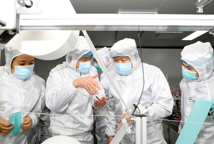 督导组一行在西安比亚迪电子有限公司检查医用口罩生产情况 督导组一行在西安比亚迪电子有限公司检查医用口罩生产情况