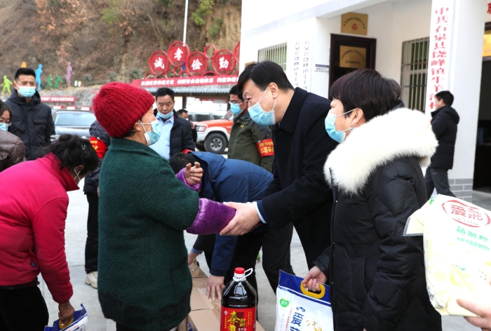 陕西省药监局党组书记、局长应宏锋赴省局精准扶贫结对帮扶的石泉县慰问调研 赵光摄 陕西省药监局党组书记、局长应宏锋赴省局精准扶贫结对帮扶的石泉县慰问调研 赵光摄