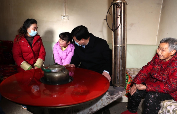 与群众一起拉家常,谈变化,深入了解生产、生活情况 赵光摄 与群众一起拉家常,谈变化,深入了解生产、生活情况 赵光摄