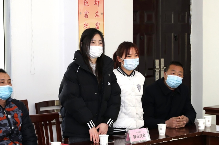 开展座谈,听取驻村工作队脱贫攻坚工作情况和群众代表的感受 赵光摄 开展座谈,听取驻村工作队脱贫攻坚工作情况和群众代表的感受 赵光摄