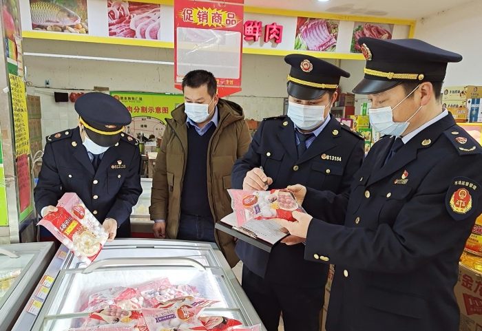 图为2月23日该局执法人员在超市检查元宵食品。 图为2月23日该局执法人员在超市检查元宵食品。