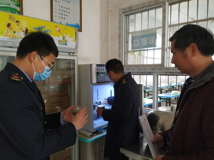 图为检查现场。 图为检查现场。