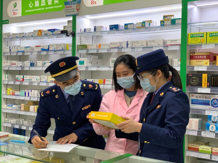 图为该分局执法人员对相关药品销售情况进行核查。 图为该分局执法人员对相关药品销售情况进行核查。