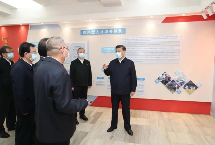 3月22日至25日,中共中央总书记、国家主席、中央军委主席习近平在福建考察。这是25日上午,习近平在福州闽江学院,参观校史和应用型办学成果展示。新华社记者 王晔 摄 3月22日至25日,中共中央总书记、国家主席、中央军委主席习近平在福建考察。这是25日上午,习近平在福州闽江学院,参观校史和应用型办学成果展示。新华社记者 王晔 摄