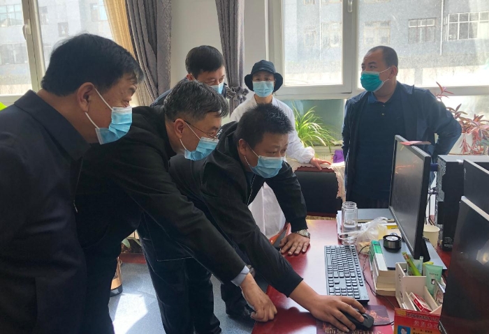 日前,甘肃省药监局党组书记、局长王胜(左二)带领调研组赴临夏州调研新冠病毒疫苗储运接种、药品监管和中药产业发展工作。图为调研组在临夏州疾控中心调取、核查疫苗信息化追溯管理数据情况。 日前,甘肃省药监局党组书记、局长王胜(左二)带领调研组赴临夏州调研新冠病毒疫苗储运接种、药品监管和中药产业发展工作。图为调研组在临夏州疾控中心调取、核查疫苗信息化追溯管理数据情况。