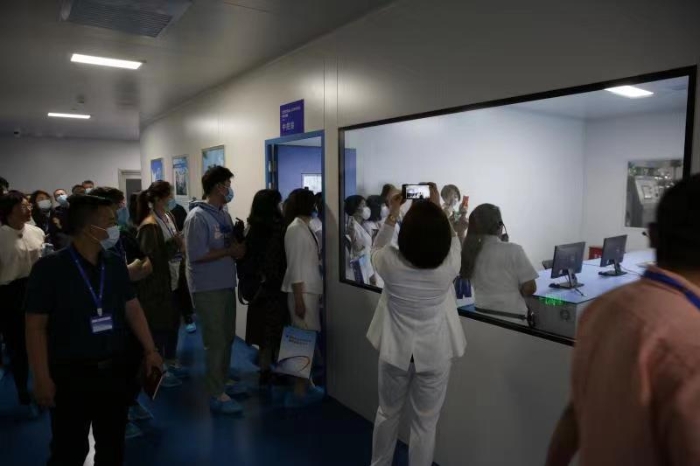 图为参观现场。(杨菲 摄) 图为参观现场。(杨菲 摄)
