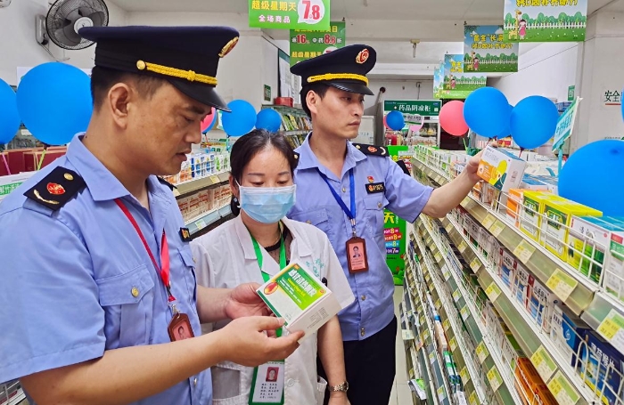 图为6月2日该局执法人员正在一高考周边药店内检查药品。