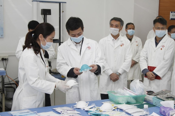 2020年3月19日，广东省药品监管局党组书记、局长江效东到省医疗器械质量监督检验所开展调研，了解口罩检验工作情况