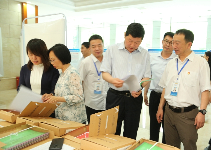 图为吉林省药监局领导查看吉林检查分局规范化建设工作档案。 图为吉林省药监局领导查看吉林检查分局规范化建设工作档案。