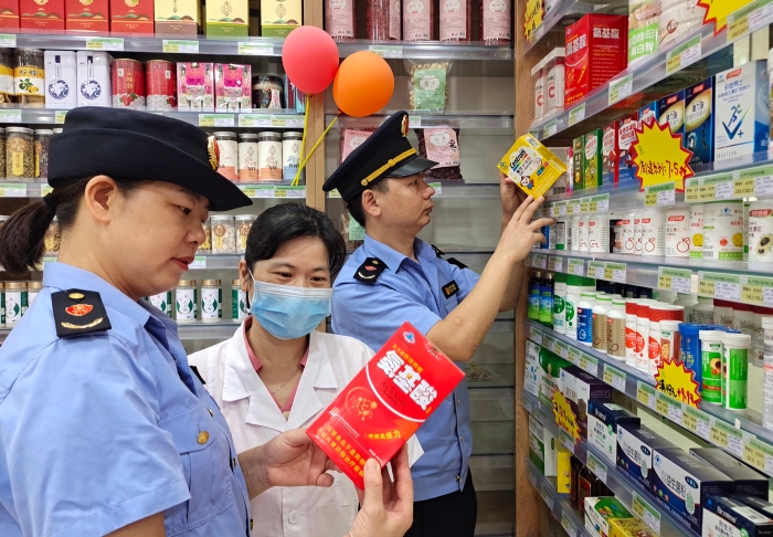 图为7月26日执法人员检查保健食品标签标识。