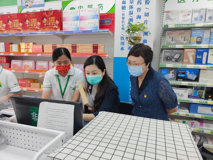 图为监管人员在药店检查。(江苏省药监局供图) 图为监管人员在药店检查。(江苏省药监局供图)