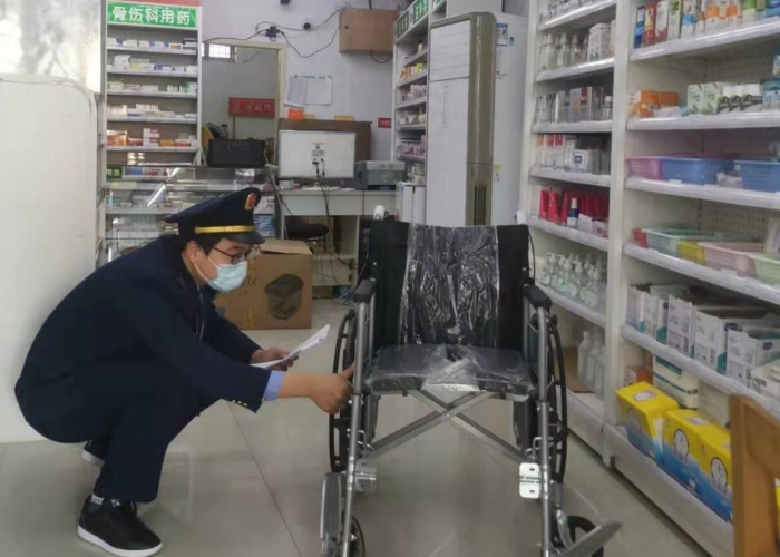 图为检查现场 图为检查现场
