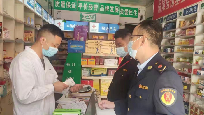 图为执法人员在一家药店检查。 图为执法人员在一家药店检查。