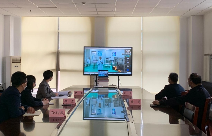 图为山东省食品药品审评查验中心通过视频会议了解企业生产车间情况。齐桂榕 摄