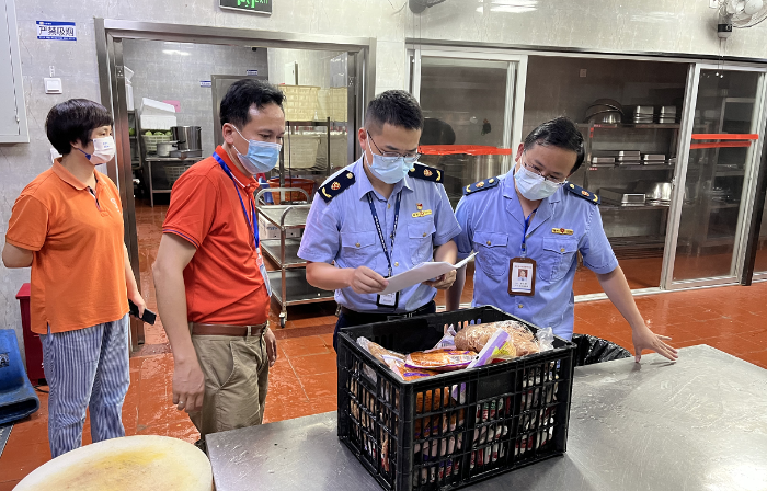 图为连江县市场监管局执法人员在一家考点学校食堂检查食品储存情况。 图为连江县市场监管局执法人员在一家考点学校食堂检查食品储存情况。
