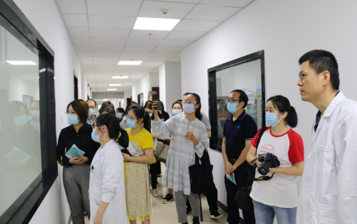 图为福建省食品药品质量检验研究院专家为观众详细讲解各类化妆品的检验检测流程。 图为福建省食品药品质量检验研究院专家为观众详细讲解各类化妆品的检验检测流程。