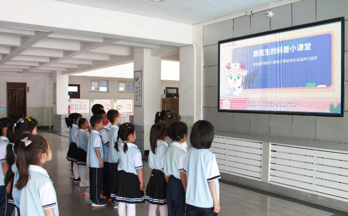 图为锦州市某小学利用课间休息时间为学生播放儿童化妆品科普宣传视频。