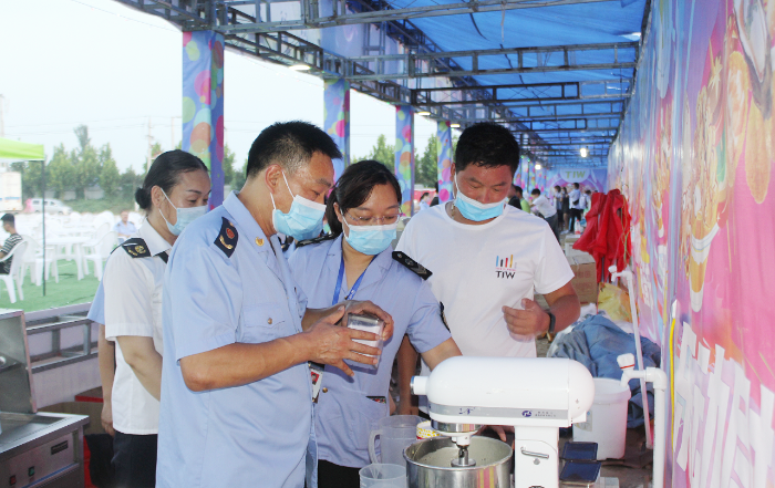 图为尉氏县市场监管局执法人员在一家饮食摊点排查食品安全隐患。 图为尉氏县市场监管局执法人员在一家饮食摊点排查食品安全隐患。