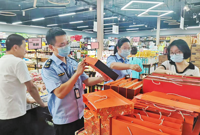 图为该局执法人员在一家商超检查月饼包装。 图为该局执法人员在一家商超检查月饼包装。