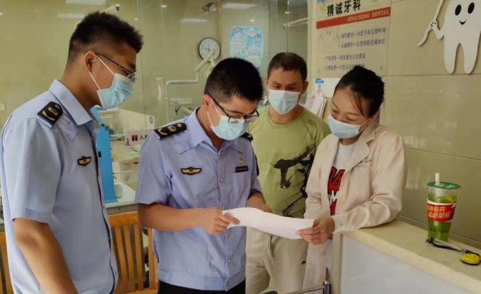 图为该局执法人员在一家牙科诊所检查。 图为该局执法人员在一家牙科诊所检查。