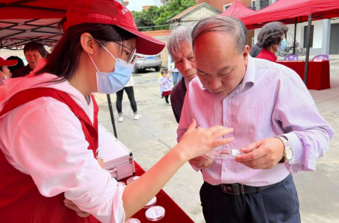 图为厦门市食品药品质量检验研究院工作人员向群众科普安全用药相关知识。 图为厦门市食品药品质量检验研究院工作人员向群众科普安全用药相关知识。