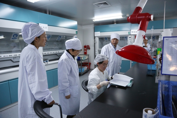 图1为吉林省药监局帮扶指导企业建立完善质量管理体系。(叶阳欢摄) 图1为吉林省药监局帮扶指导企业建立完善质量管理体系。(叶阳欢摄)