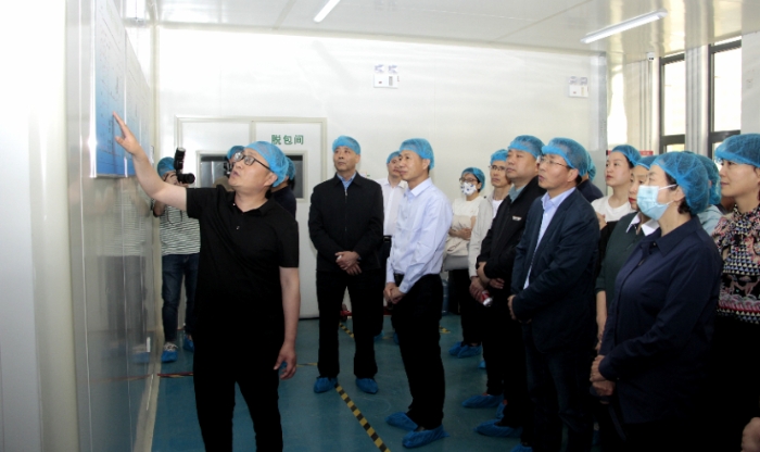 会议期间,省药监局组织参会人员前往化妆品生产经营企业实地观摩学习,图为在化妆品生产企业观摩学习现场。 会议期间,省药监局组织参会人员前往化妆品生产经营企业实地观摩学习,图为在化妆品生产企业观摩学习现场。