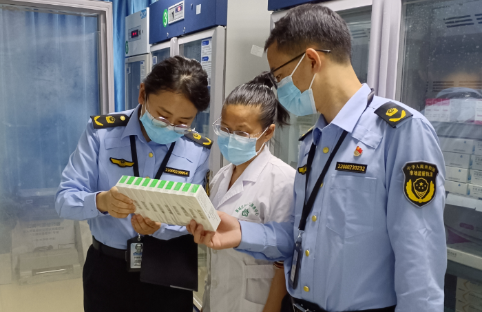 图为5月6日，该局马鞍街道市场监管所执法人员在一处疫苗接种点检查疫苗质量。