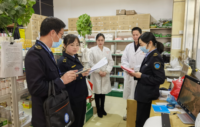 图为该局执法人员在一家医疗机构药房检查麻精药品的使用记录。