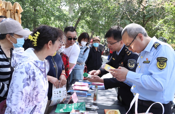 图为宣传活动现场 图为宣传活动现场