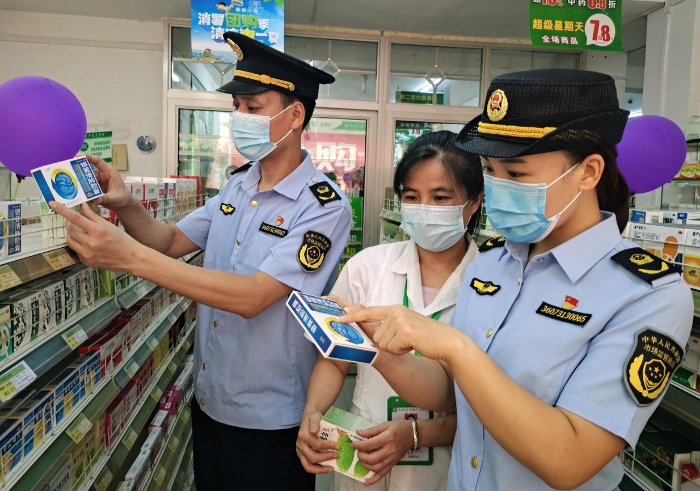 图为8月29日，执法人员在一乡镇校园周边药店检查药械。