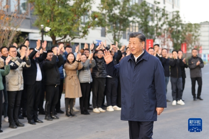 11月28日至12月2日，中共中央总书记、国家主席、中央军委主席习近平在上海考察。这是11月29日下午，习近平在闵行区新时代城市建设者管理者之家，向社区居民挥手致意。新华社记者 王晔 摄