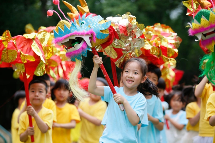 2024年5月30日，浙江省温岭市中心幼儿园的小朋友在舞龙。新华社发（周学军 摄）