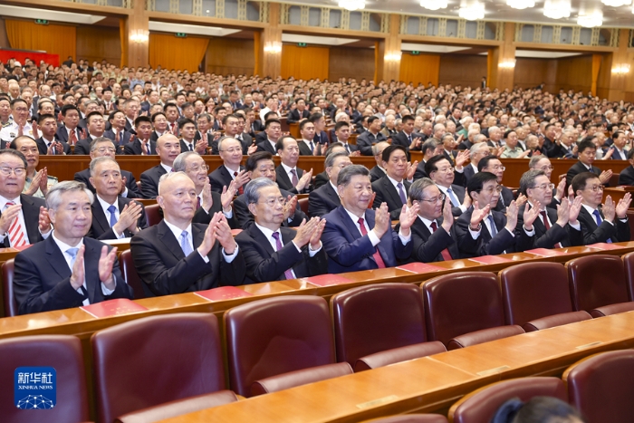 9月29日晚，庆祝中华人民共和国成立75周年音乐会在京举行。习近平、李强、赵乐际、王沪宁、蔡奇、丁薛祥、李希、韩正等党和国家领导人，同3000多名观众一起观看演出。新华社记者 鞠鹏 摄