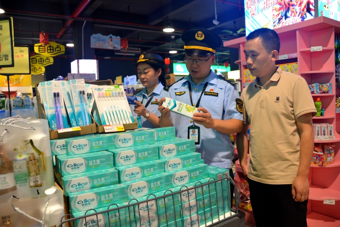 图为6月16日，该局执法人员在一家超市对牙膏的保质期、是否明示或者暗示其具有医疗作用进行检查。（通讯员 文光辉摄）