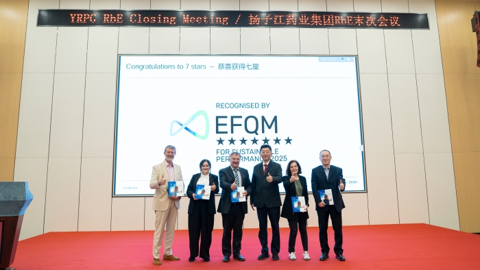 图为EFQM RbE评审专家组在现场的合影。 图为EFQM RbE评审专家组在现场的合影。