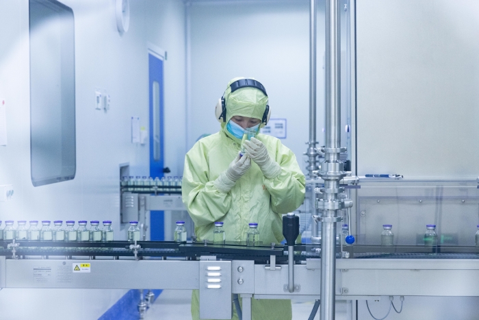 扬子江药业集团把质量要求落实到药品生产管理的各个环节,图为生产车间员工检查产品包装情况。 扬子江药业集团把质量要求落实到药品生产管理的各个环节,图为生产车间员工检查产品包装情况。