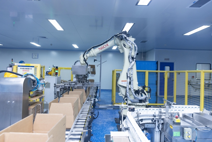 自动化推动中国“智”药，图为扬子江药业集团自动化生产线。