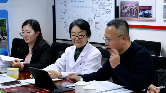 图为山东省医疗器械审评查验中心工作人员在企业开展现场辅导。