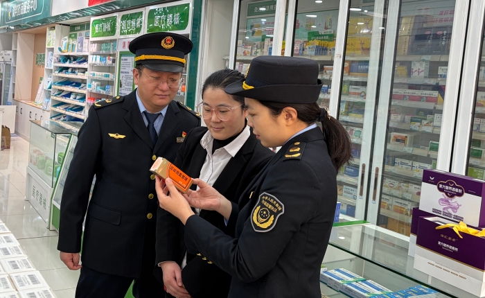 图为2月4日，该局执法人员在一家连锁超市检查药品陈列情况。（王悦 摄）