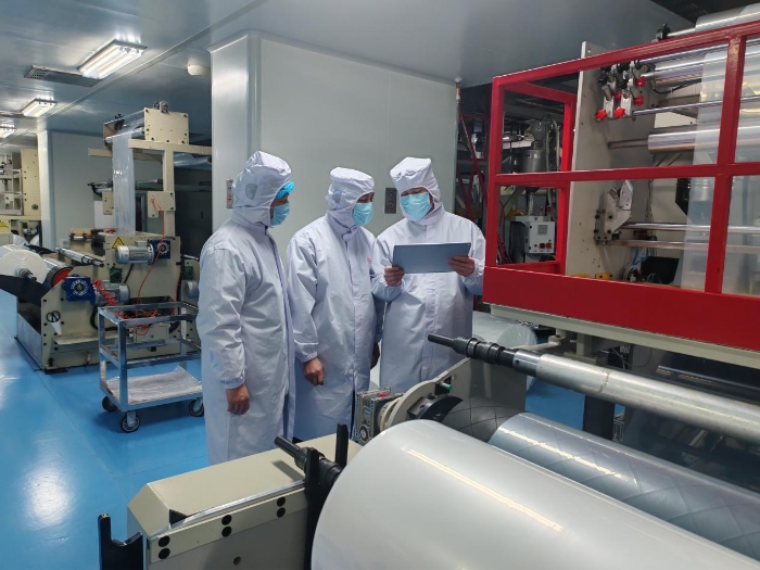 图为第三分局执法人员在一家药包材生产企业车间现场检查。（许馨宁 摄）