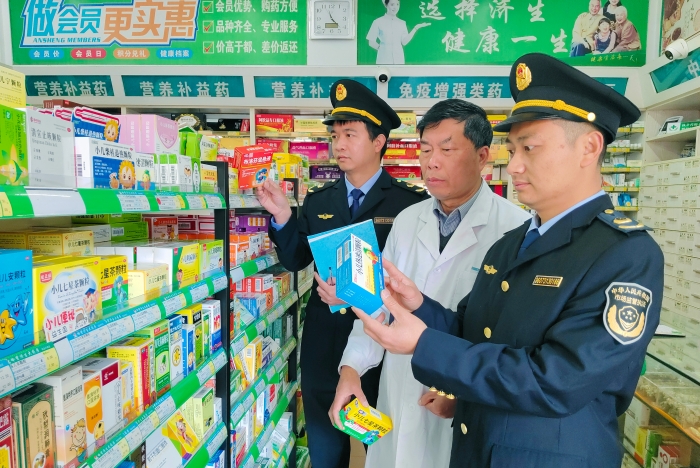 图为执法人员在疫苗接种单位进行检查。