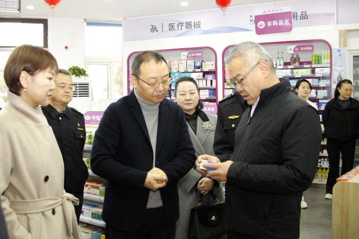图为陕西省药监局党组书记、局长冯锋（右一）一行在零售药店现场检查药品质量管理措施落实情况。（贺一辰摄）