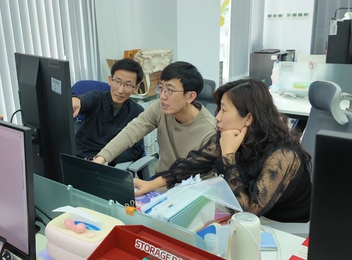 图为智冉医疗的工作人员在讨论。 图为智冉医疗的工作人员在讨论。